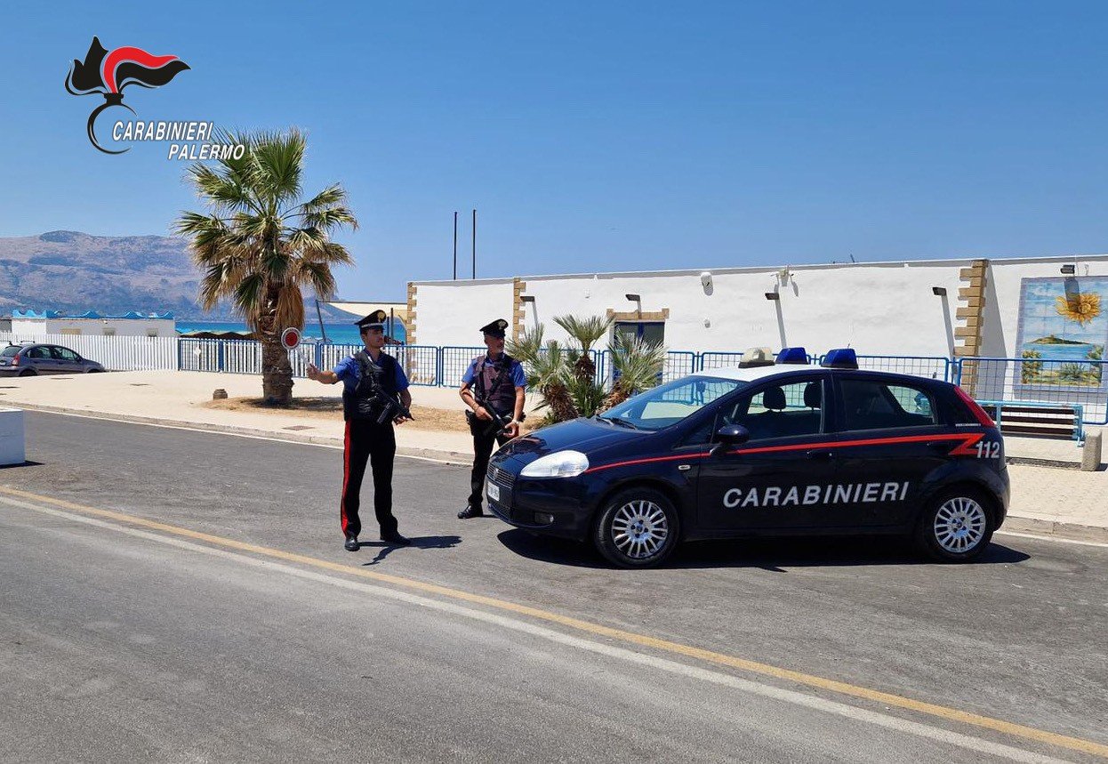 Palermo, rapina a turisti in taxi: 4 arresti