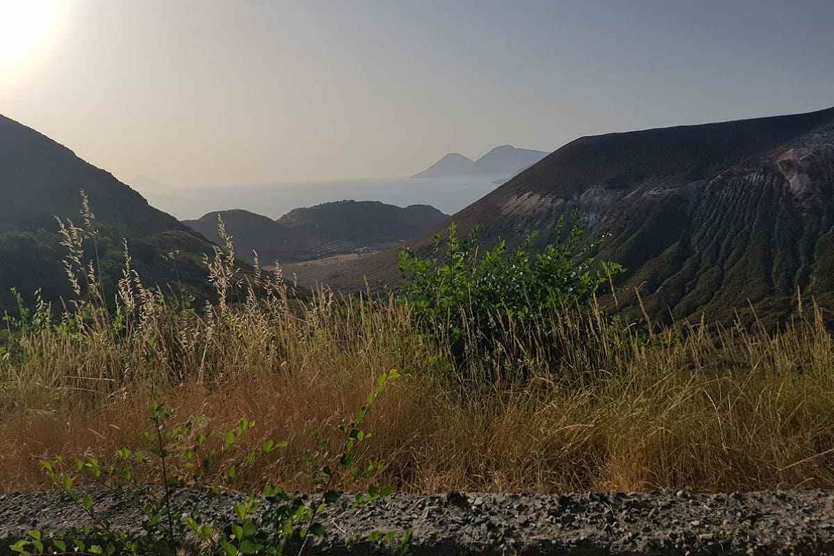 Pozza dei fanghi interdetta, nuove magagne a Vulcano: “Concentrazioni di gas”