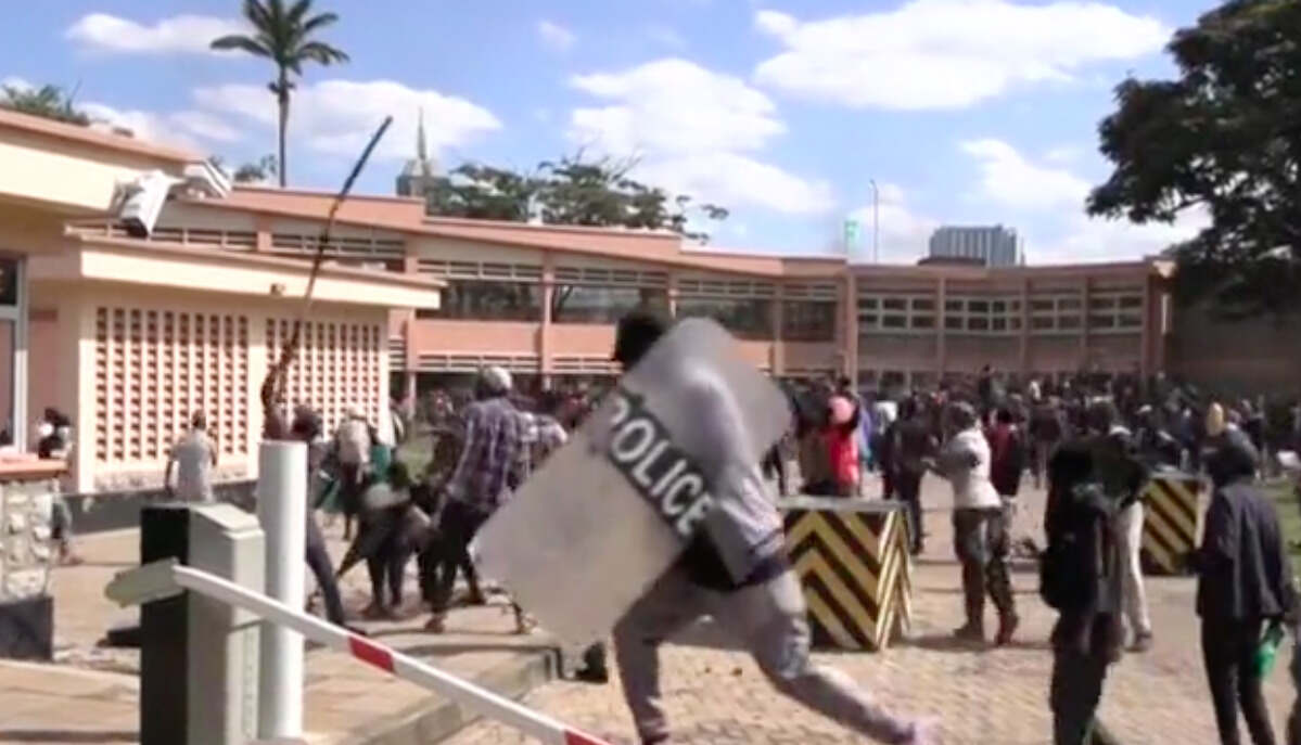 VIDEO | Kenya, manifestanti irrompono in Parlamento: almeno 10 morti