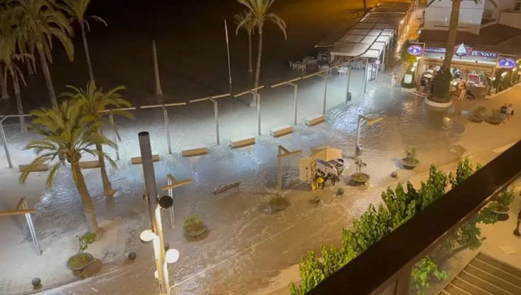 VIDEO | Paura a Maiorca: il meteotsunami travolge spiagge e strade
