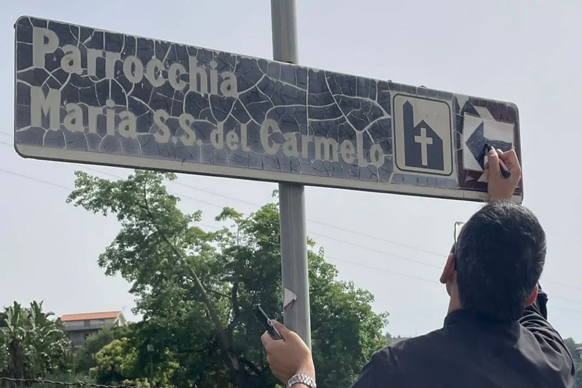 Giarre, parroco di Sciara ripristina cartello con il pennarello: “Noi totalmente abbandonati”