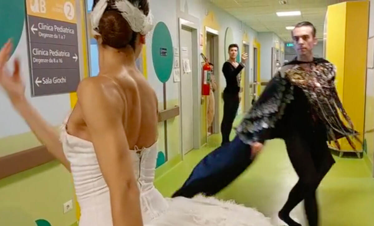 VIDEO | Roberto Bolle danza per i bambini ricoverati all’ospedale Buzzi di Milano