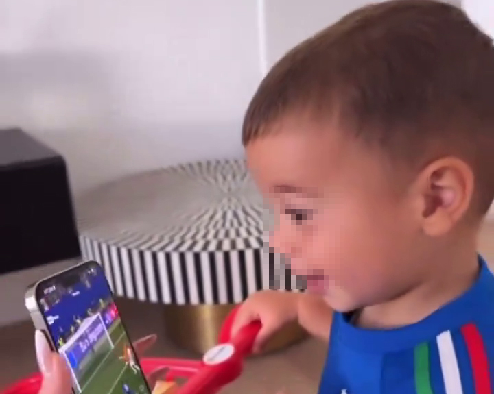 VIDEO | Papà Mattia fa gol, lui lo riconosce ed esulta: la gioia del piccolo Zaccagni