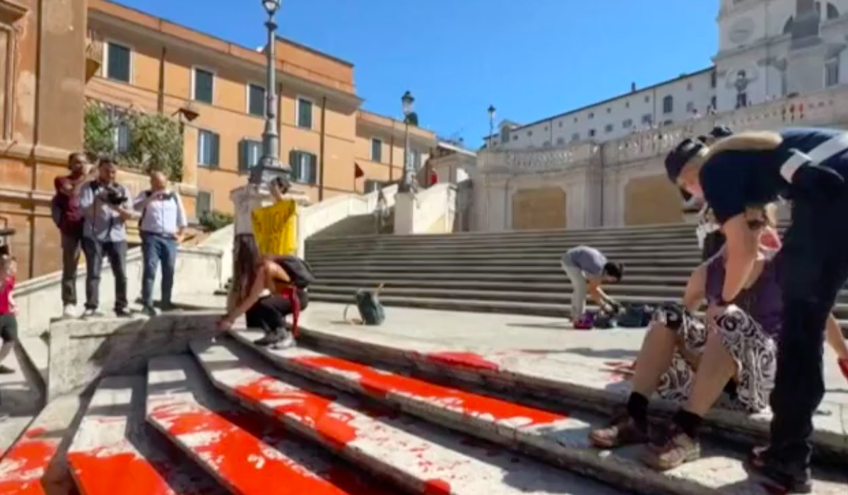 VIDEO | No alla violenza sulle donne, attivisti gettano vernice rossa sulla scalinata di Piazza di Spagna
