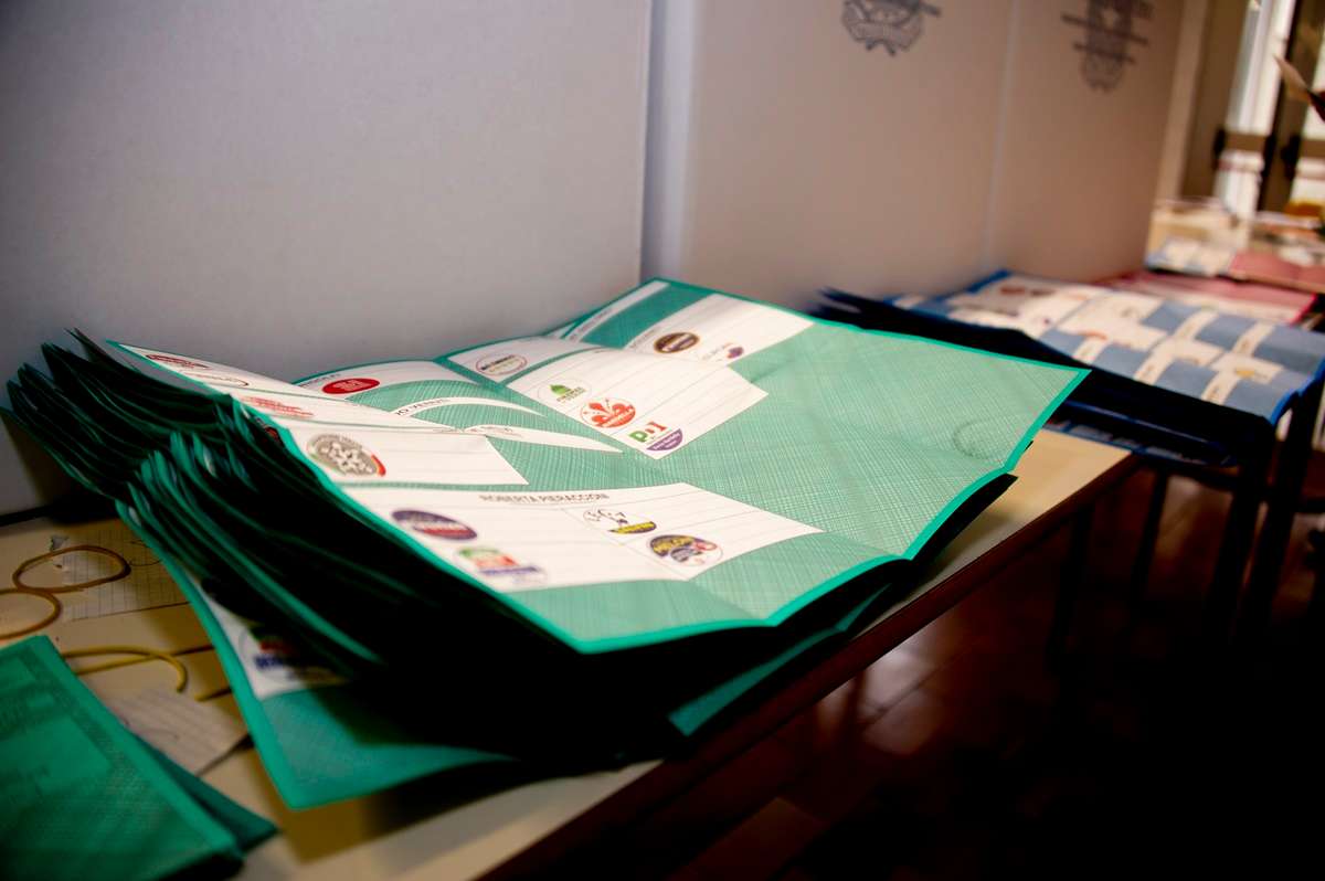 Elezioni Europee, oltre 200 agricoltori consegnano le schede elettorali: la protesta