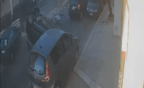 VIDEO | 17enne ruba un’automobile a Palermo, ma durante la fuga si ribalta: denunciato
