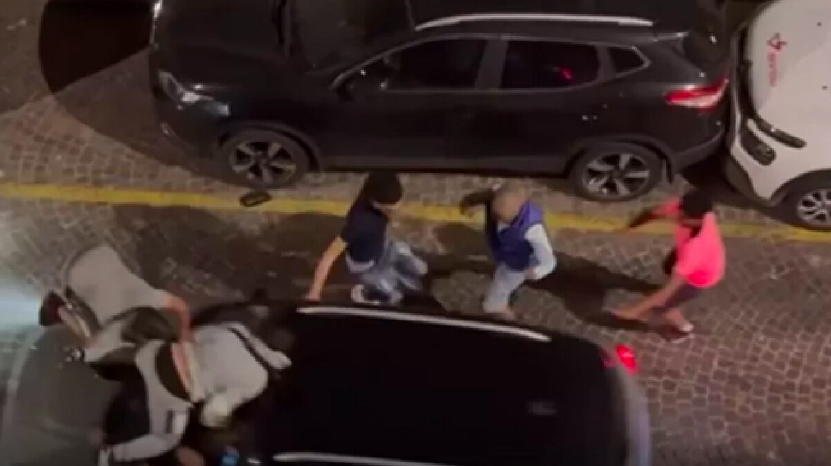 VIDEO | Milano, baby gang all’assalto di un’auto con calci e pugni