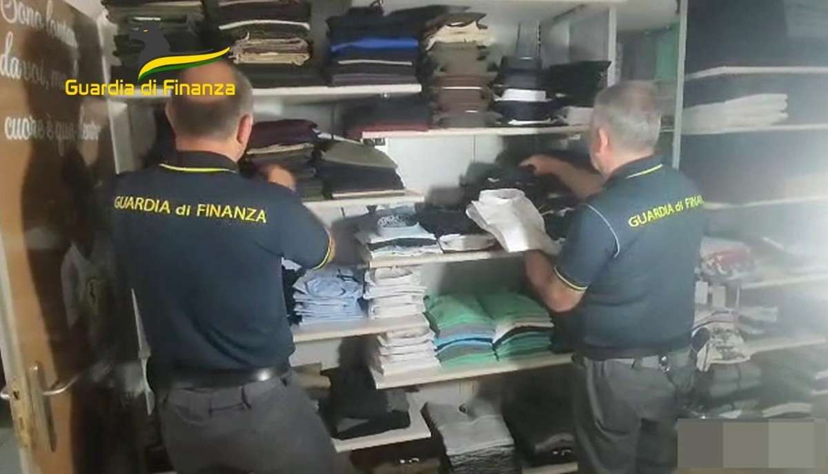 VIDEO | Abbigliamento, accessori e… droga: hashish e cocaina trovati nel controsoffitto di un negozio a Partinico