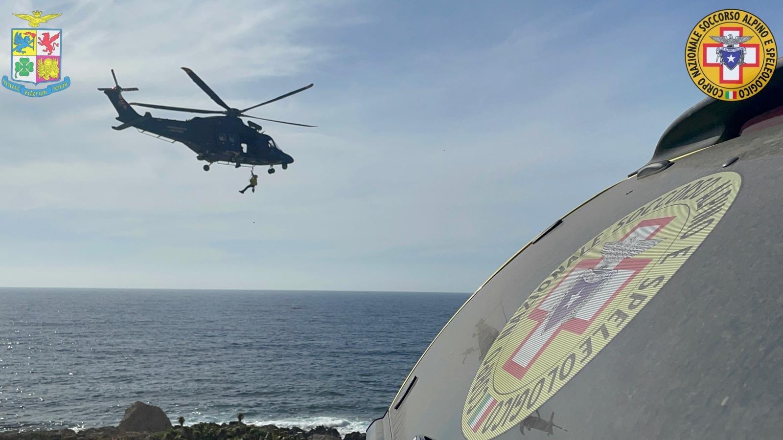 Paura a Capo Gallo: escursionista precipita per 40 metri e resta incastrato tra i massi