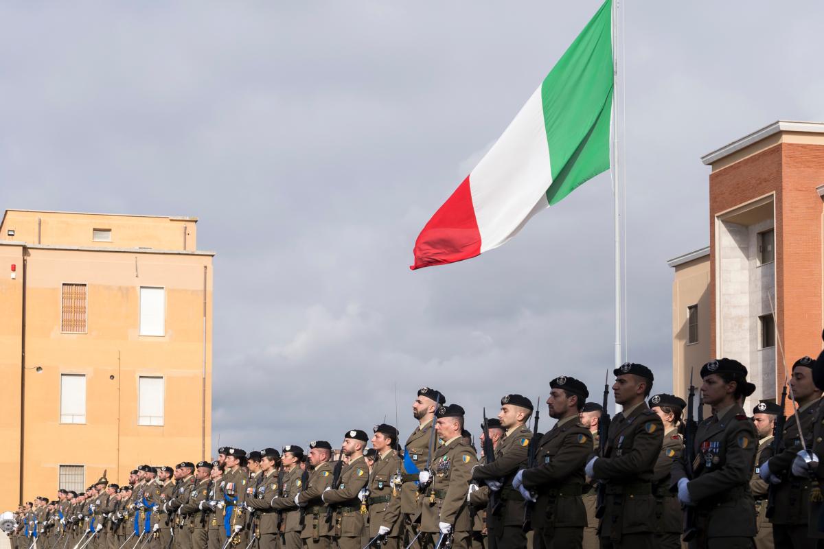 Palermo, scoppia la polemica sul Villaggio dell’Esercito al Politeama. Lagalla: “Rafforza legame con la comunità”