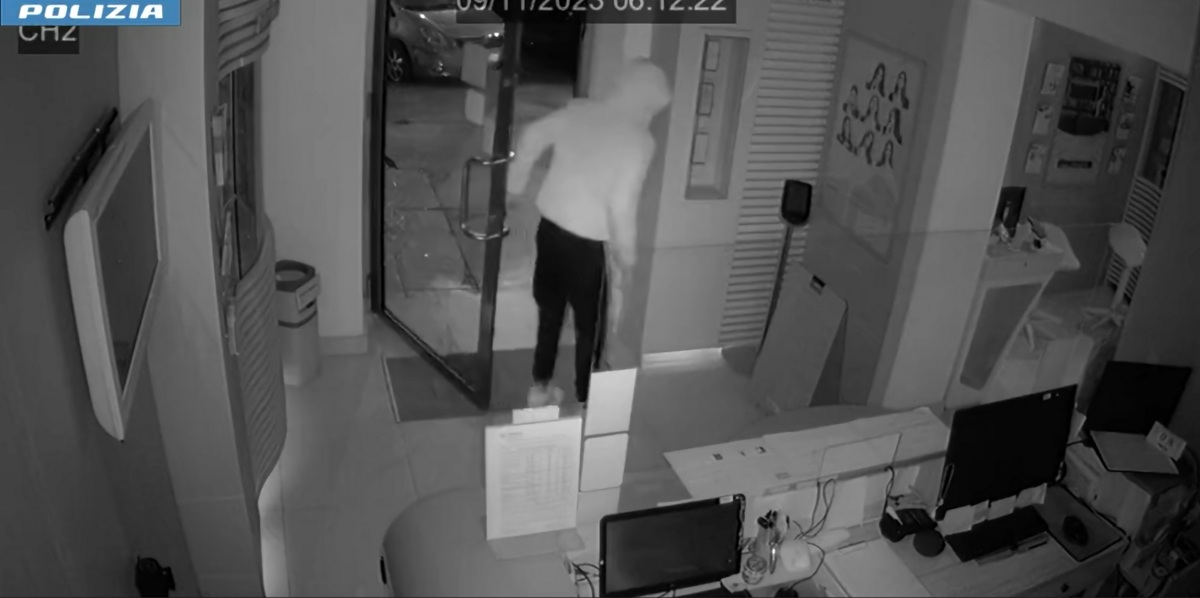 VIDEO | Furti con spaccata in due esercizi cittadini a Palermo, arrestato 27enne: si cerca il complice