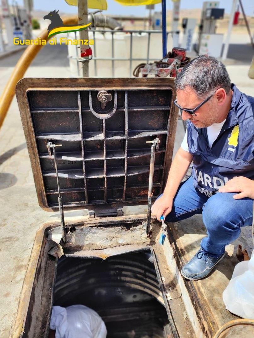 FOTO | Caltanissetta, gasolio non conforme pronto per essere venduto: il sequestro da oltre 22mila litri