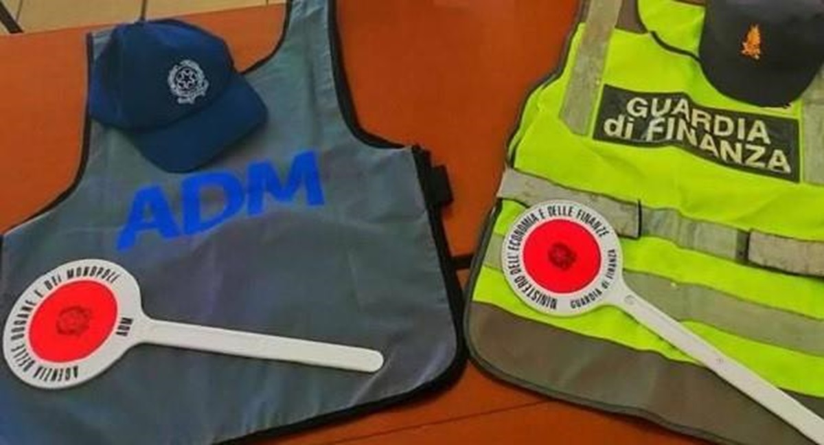 FOTO | Caltanissetta, gasolio non conforme pronto per essere venduto: il sequestro da oltre 22mila litri