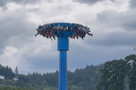 VIDEO | La giostra si inceppa e i passeggeri rimangono a testa in giù: paura a 30 metri d’altezza