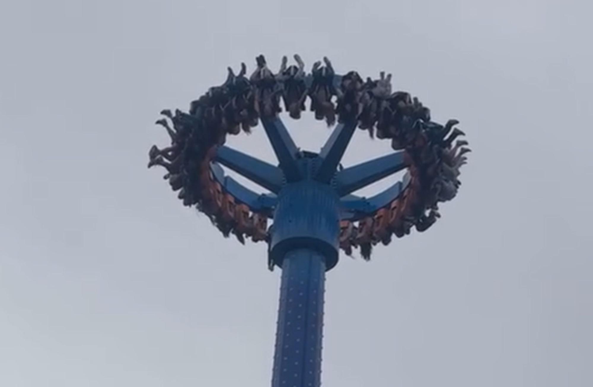 Terrore al parco, la giostra resta bloccata: paura per 30 persone