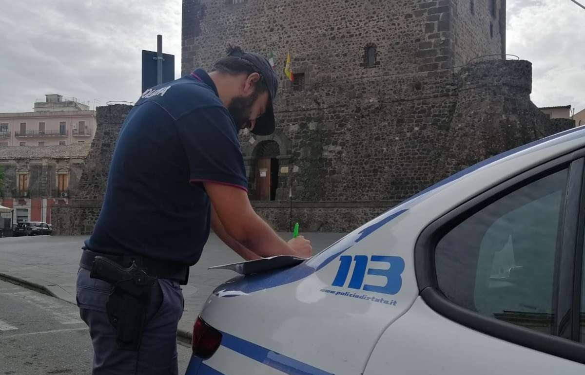 Adrano: 43enne guida in stato d’ebbrezza, senza patente, revisione e copertura assicurativa