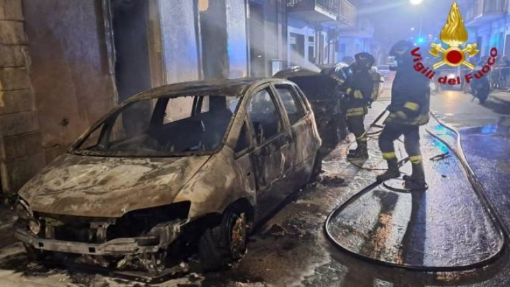Paura e fuoco nella notte a Floridia: in fiamme tre auto ed un’abitazione