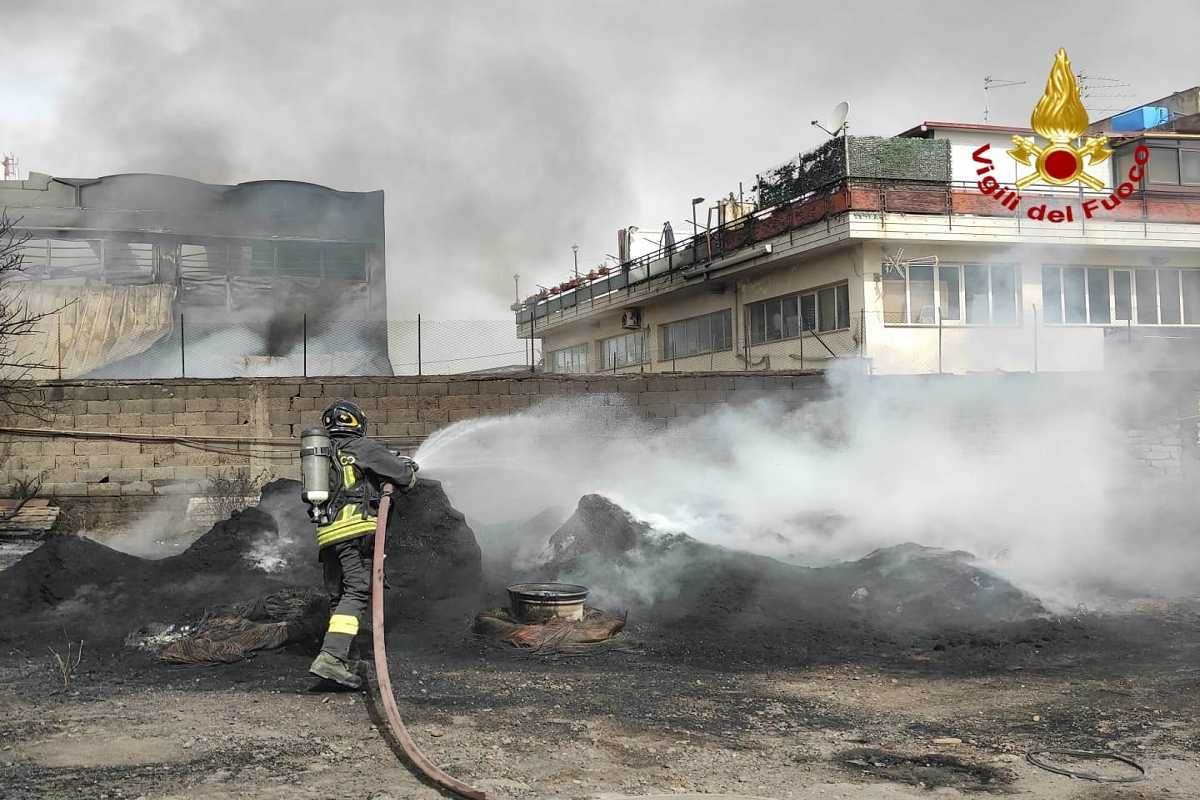 Misterbianco, incendio in un capannone: l’intervento
