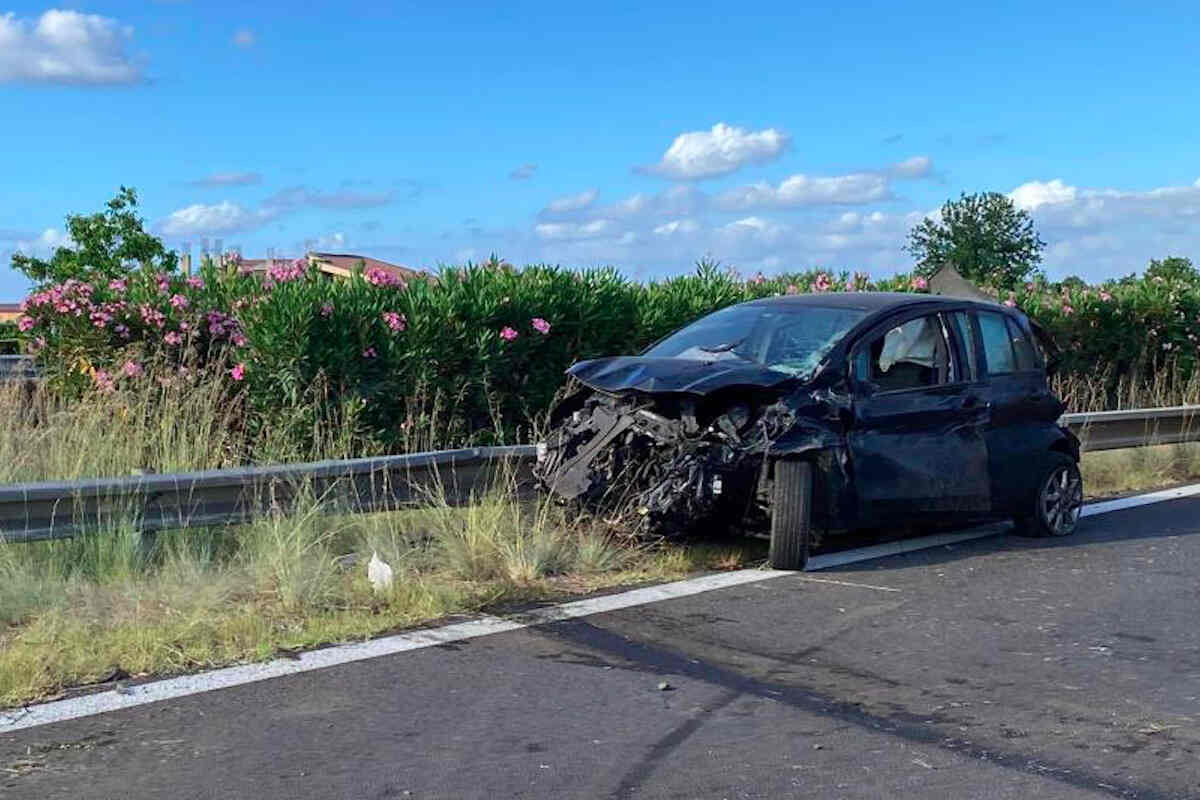 Messina, brutto incidente sull’A-20: auto esce di strada e si schianta sullo spartitraffico