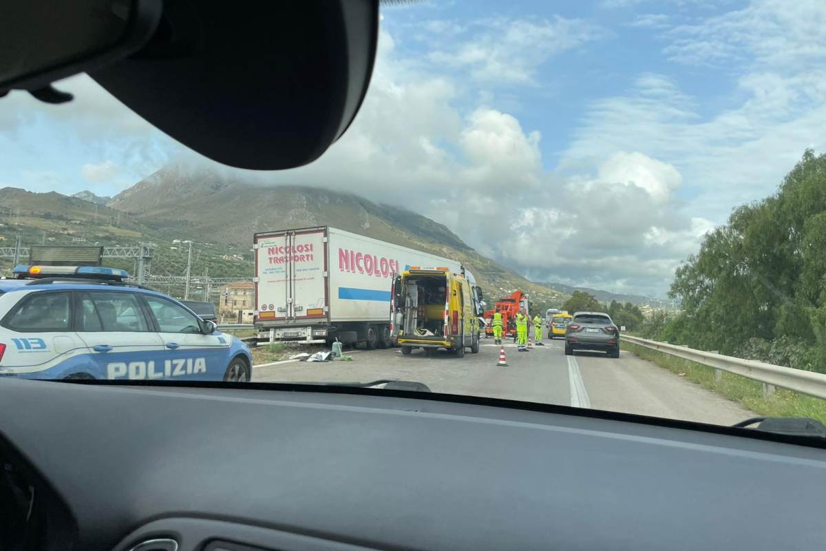 Catania-Palermo, incidente stradale all’altezza di Termini Imerese: coinvolto un camion