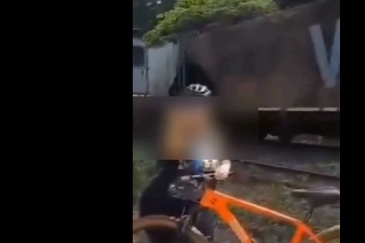 VIDEO | Ciclista investista da un treno mentre fa un selfie