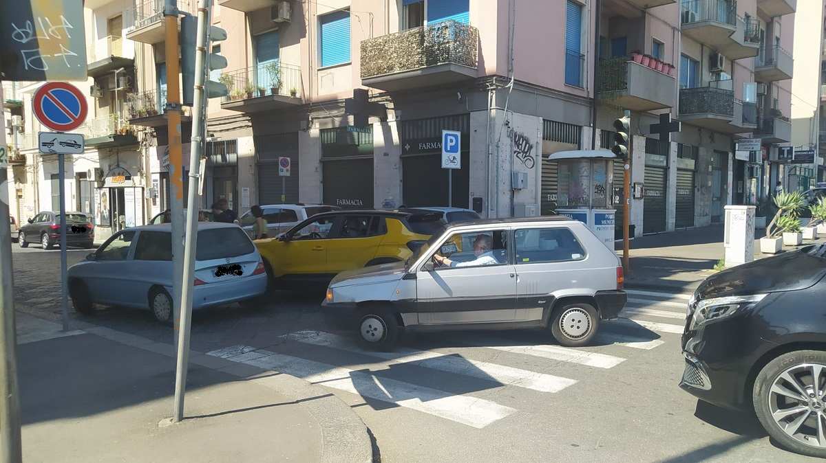 FOTO | Catania, incidente in via Vincenzo Giuffrida: donna colpita da un’auto mentre attraversa la strada