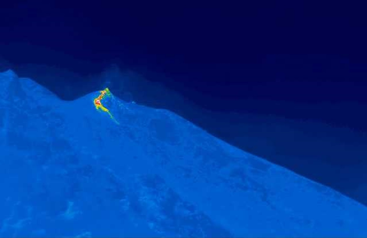 Stop alla colata lavica a Stromboli, si è fermata a pochi metri dalla costa