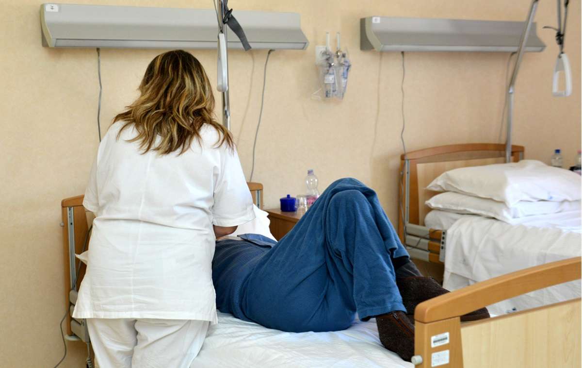 Agrigento, maltrattamenti fisici e psicologici su anziano: arrestata badante violenta