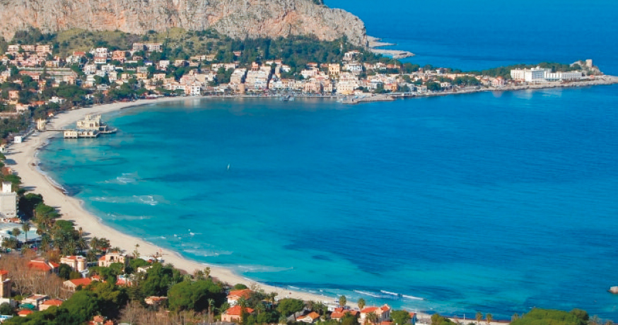 Rubano i cellulari dei bagnanti mentre sono in acqua a Mondello: arrestato 24enne, denunciato complice