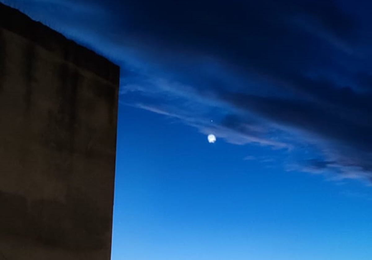 VIDEO | Scoglitti, oggetti volanti non identificati nel cielo siciliano: il misterioso fenomeno luminoso