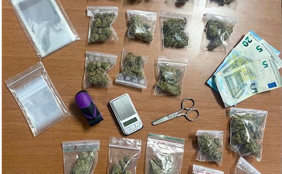 Scooter gli va in panne e viene aiutato dai poliziotti, ma scoprono che è un pusher: arrestato 59enne catanese