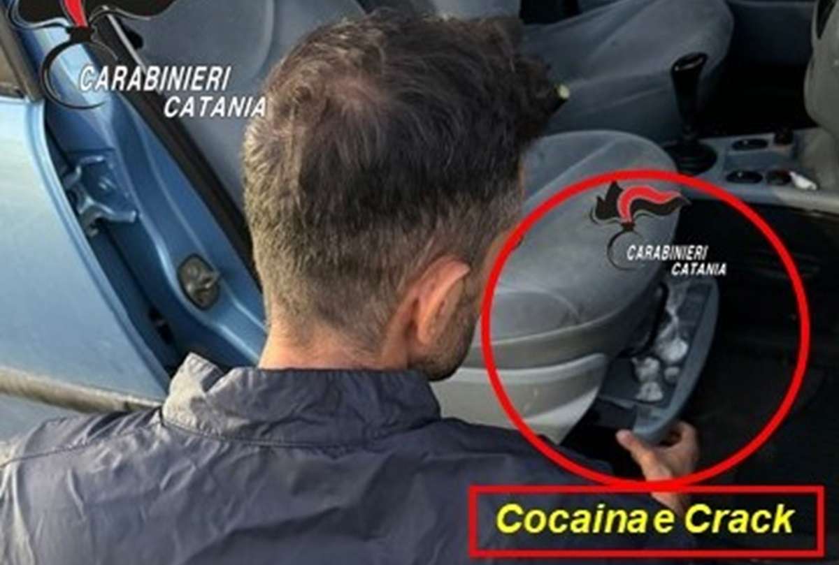 Catania, crack e cocaina in auto e addosso: arrestato pusher a Villaggio Sant’Agata