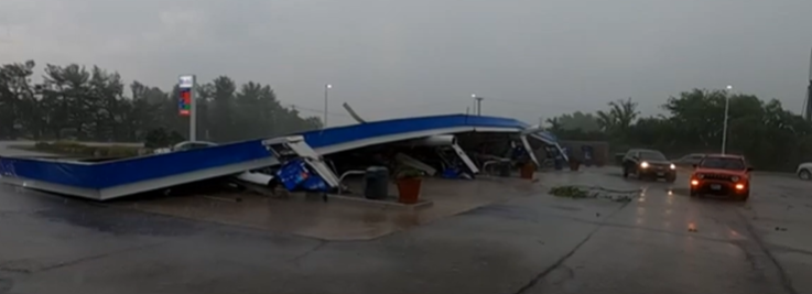 VIDEO | Violenta tempesta disintegra stazione di benzina: le immagini shock