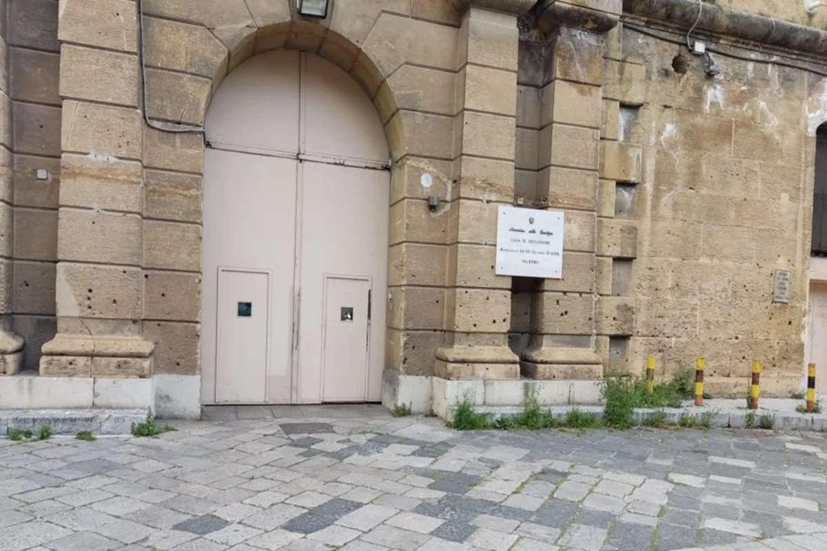 Detenuto aggredisce gli agenti al carcere Ucciardone di Palermo, dieci feriti
