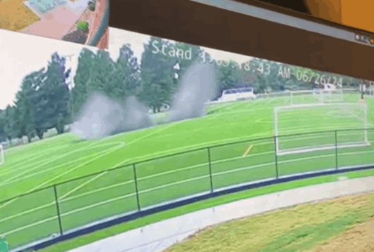 VIDEO | Il campo da calcio collassa e si apre un’enorme voragine