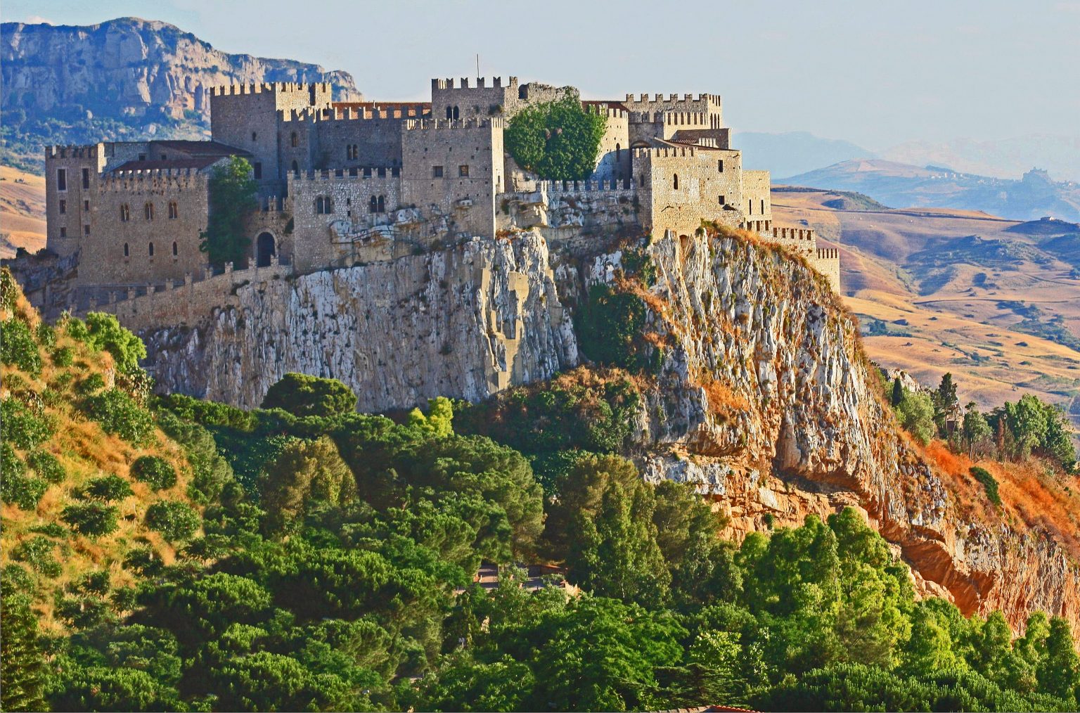 Caccamo, la Giunta “paga da sé” l’isola pedonale