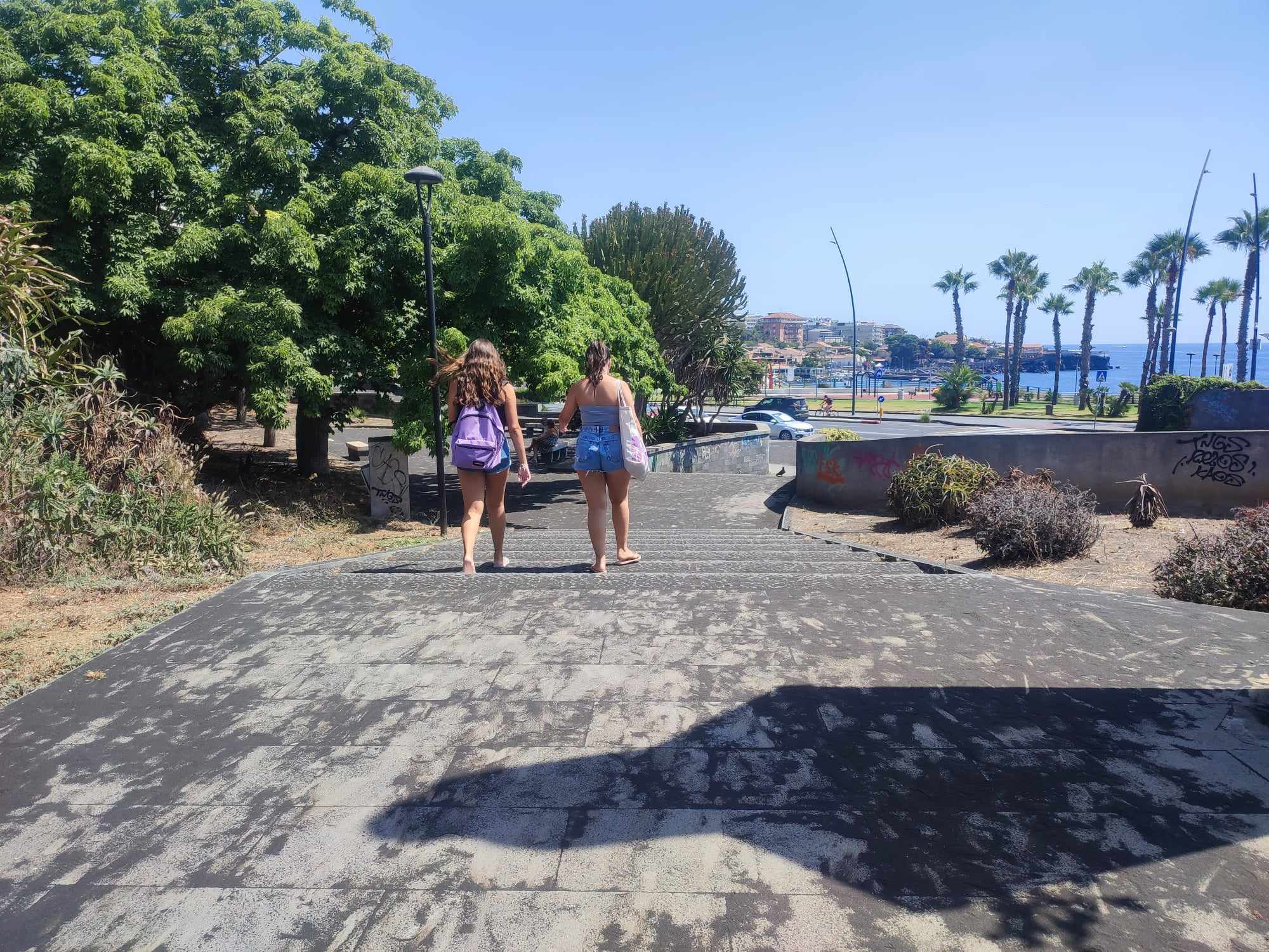 Catania, cenere dell’Etna: volontari ripuliscono piazza Europa