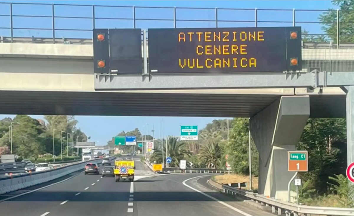 VIDEO | Eruzione Etna, mezzi Anas in azione per rimuovere la cenere vulcanica dalle strade