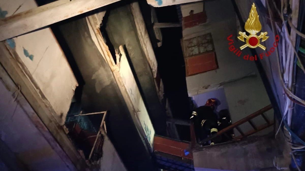 Tragedia a Scampia: crolla ballatoio, 2 morti e bambini tra i feriti