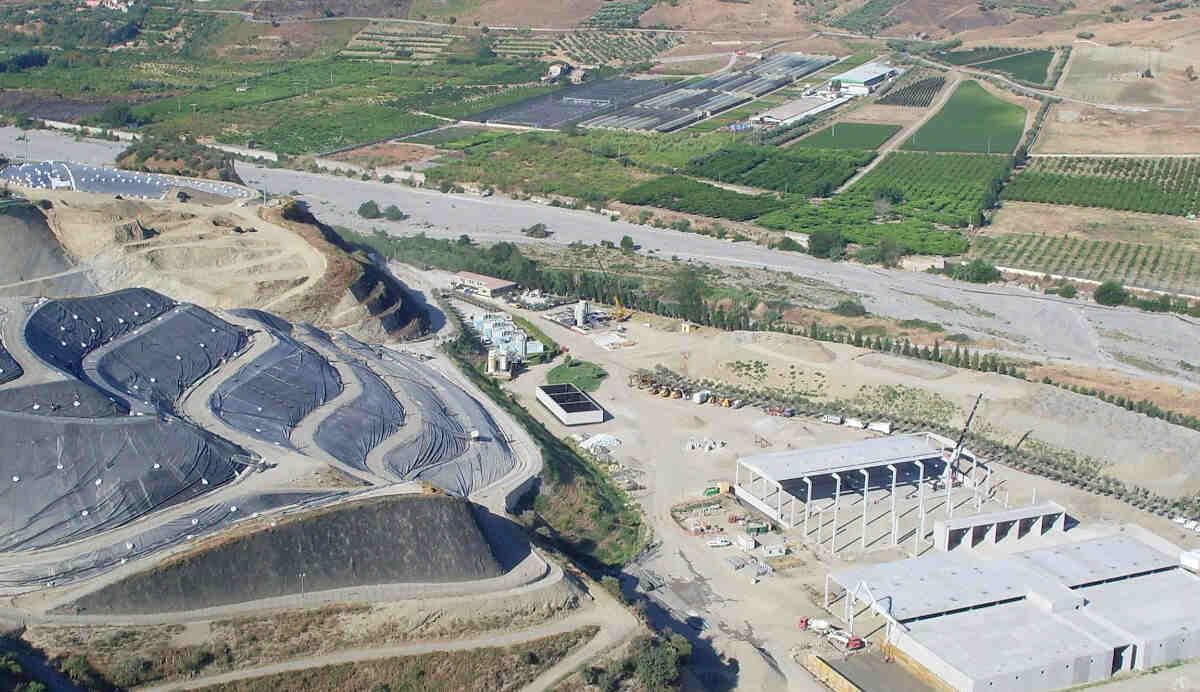 Rifiuti, stato d’emergenza per la discarica di Mazzarrà Sant’Andrea: gli interventi previsti
