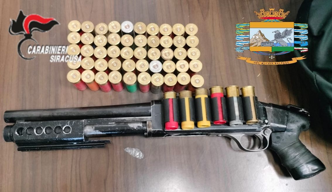 Siracusa, rinvenuti 2 kg di droga, un fucile a pompa e 85 mila euro in contanti: nei guai padre e figlio