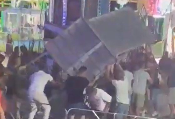VIDEO | Spavento al lunapark: crolla a Gallipoli una parte di una giostra, feriti quattro ragazzini