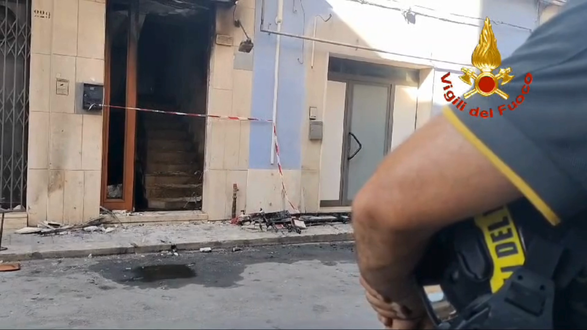 VIDEO | Lei lo lascia, lui impazzisce di gelosia e le brucia casa: arrestato 28enne a Vittoria