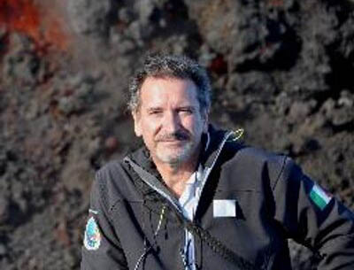 Torna la pioggia di cenere (e forse non è finita qui). Neri (Ingv): “Usare le mascherine per rimuoverla”