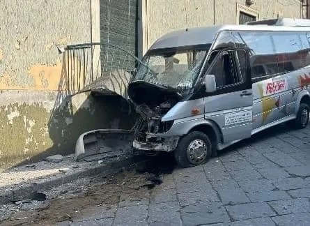Mini-bus contro balcone: 13 feriti a Santa Venerina