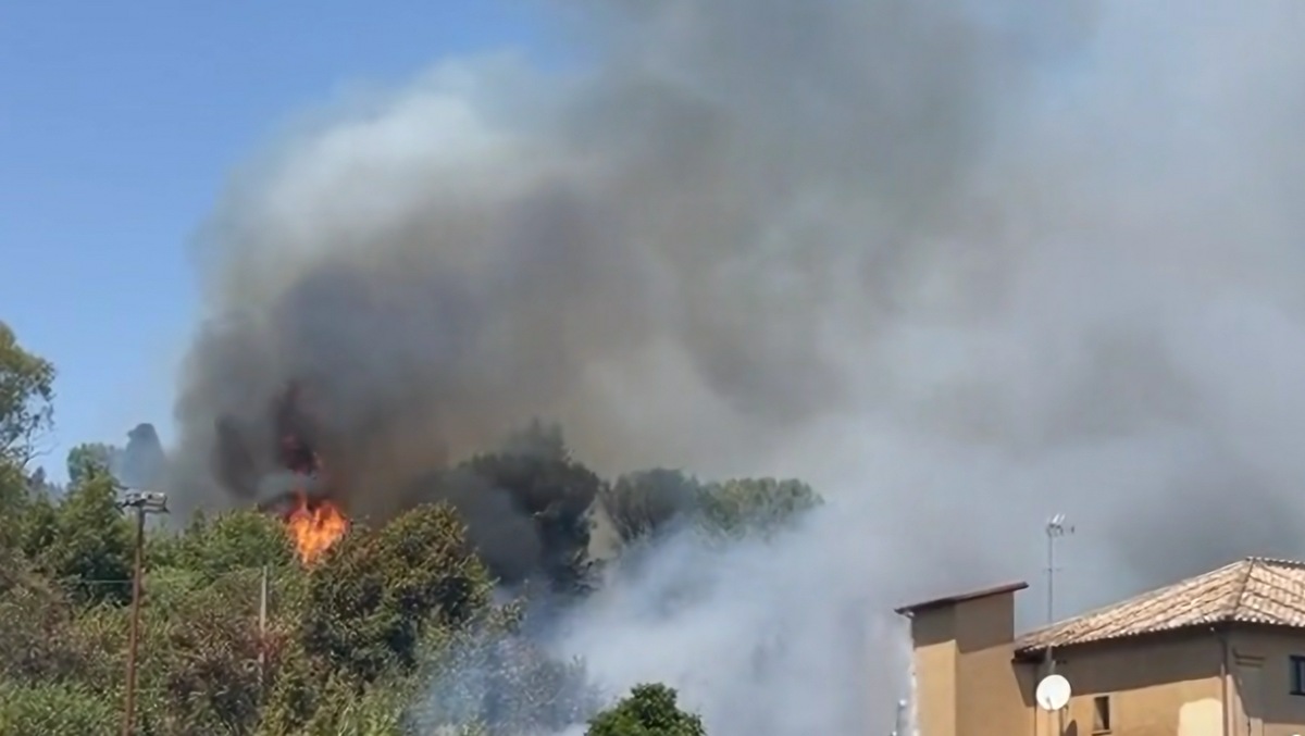 VIDEO | Incendio dietro al tribunale penale di Roma: lunga colonna di fumo nella zona