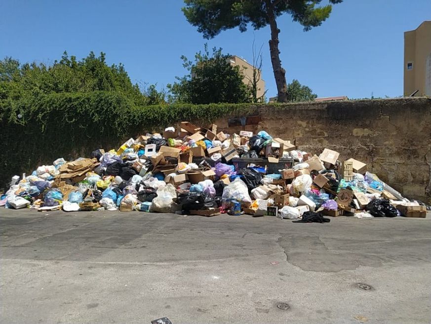 Palermo, caos rifiuti: nella notte in azione 4 squadre Rap