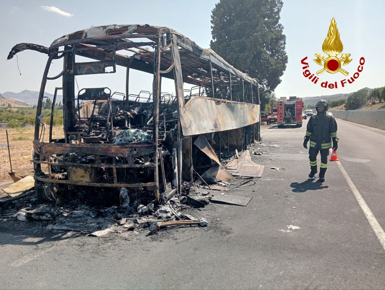 Terrore a Mineo, autobus a fuoco sulla Statale: salvi i 19 passeggeri