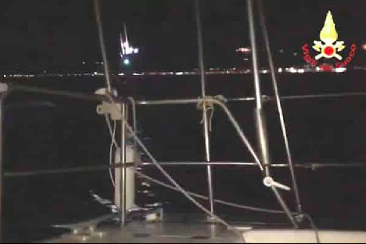 Barca a vela in avaria a Messina, comandante salvato dai Vigili del Fuoco