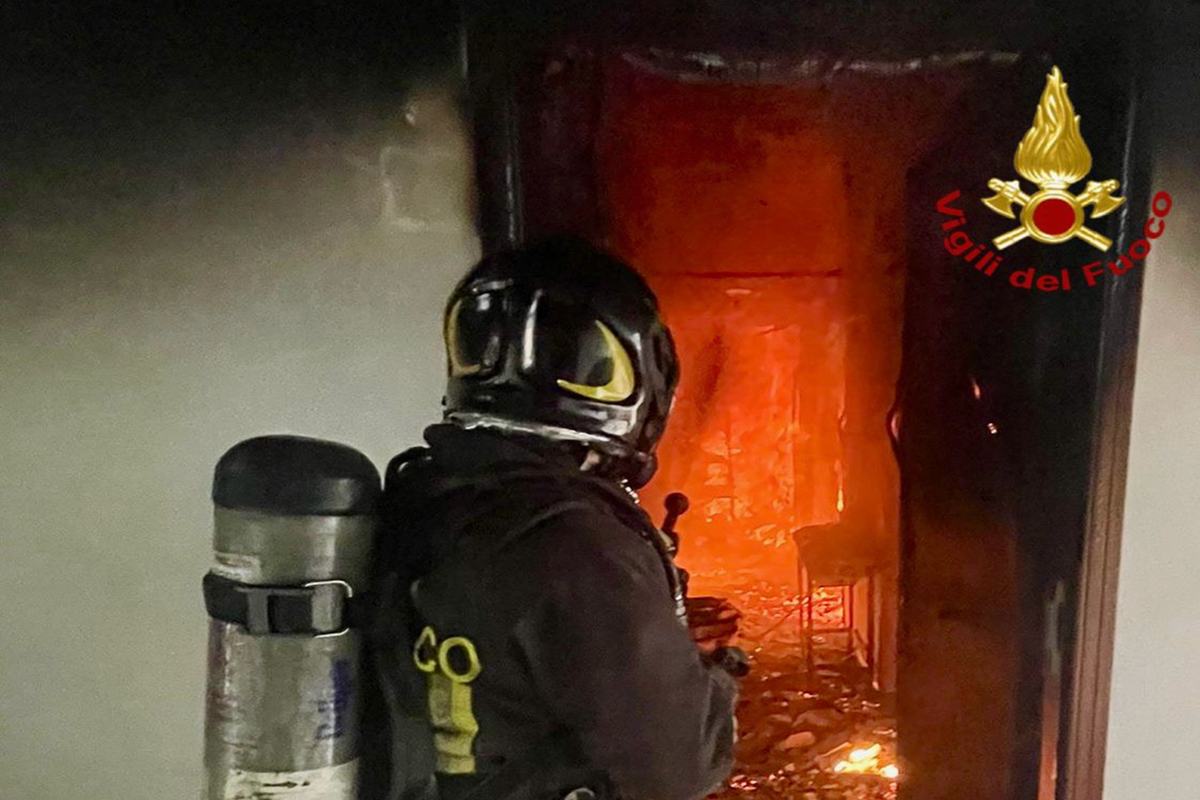 Aci Sant’Antonio, incendio in una casa: intervento dei Vigili del Fuoco Aci Sant’Antonio, incendio in una casa: intervento dei Vigili del Fuoco